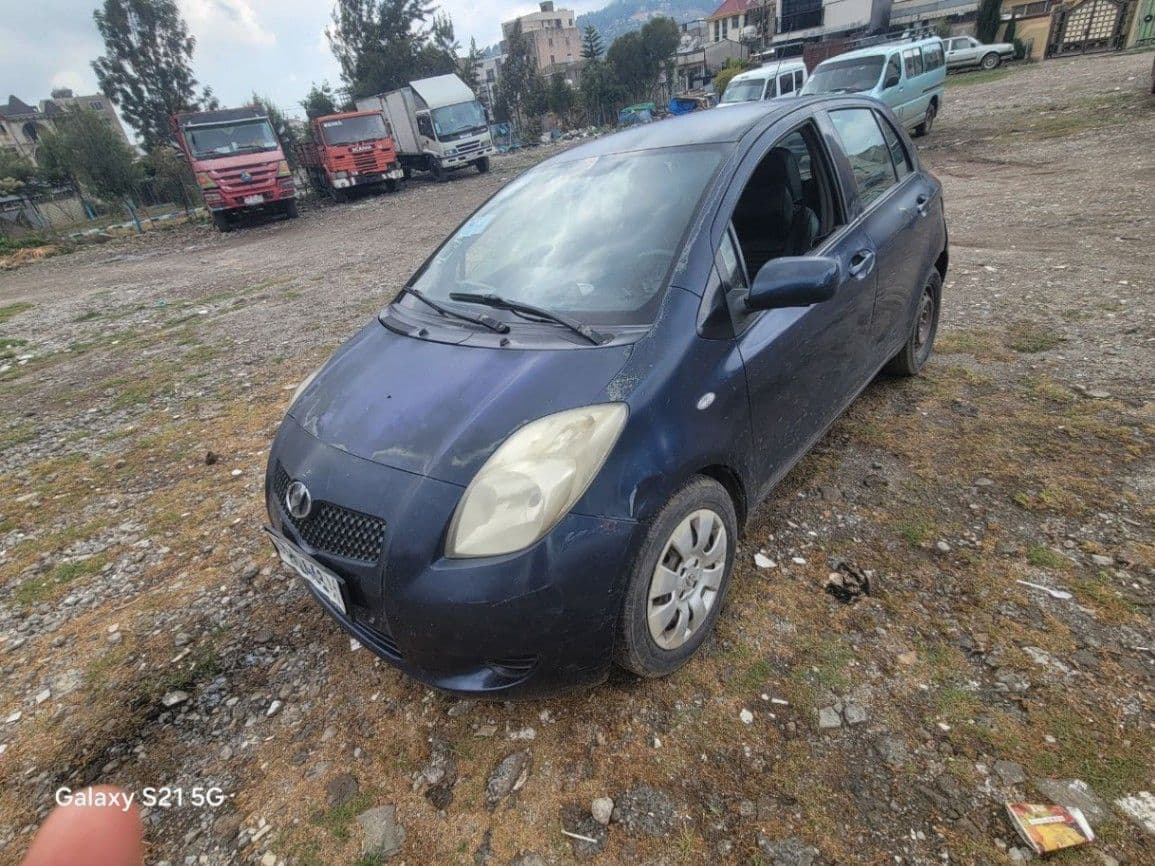 Toyota yaris compact, photo 3 of 6