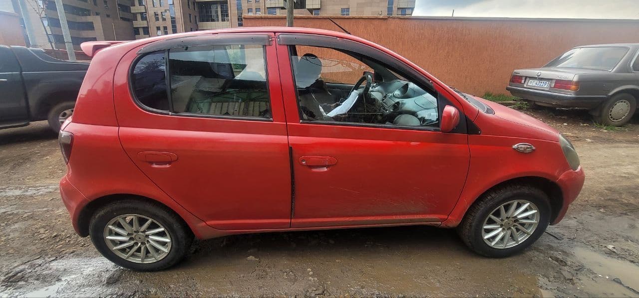 Toyota Vitz, photo 1 of 3