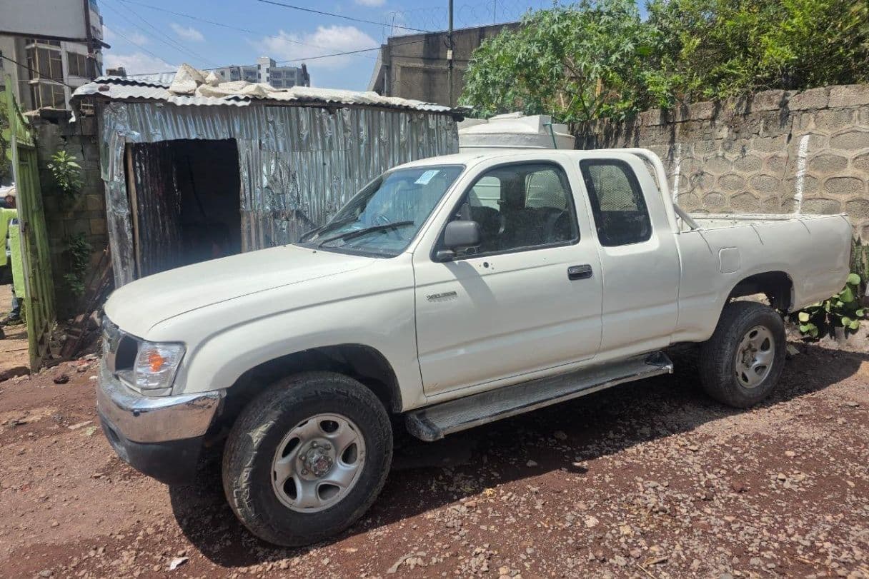 Toyota hilux 2004, photo 3 of 6