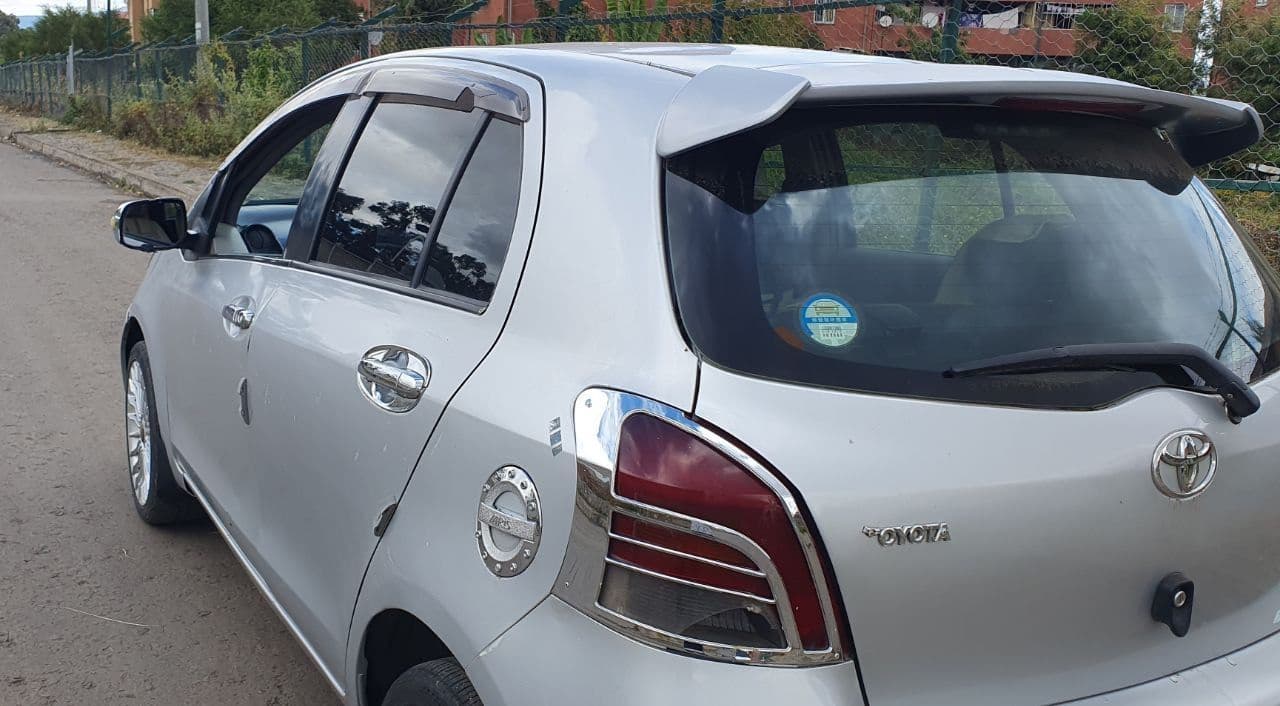 Yaris Compact 2010, photo 1 of 3