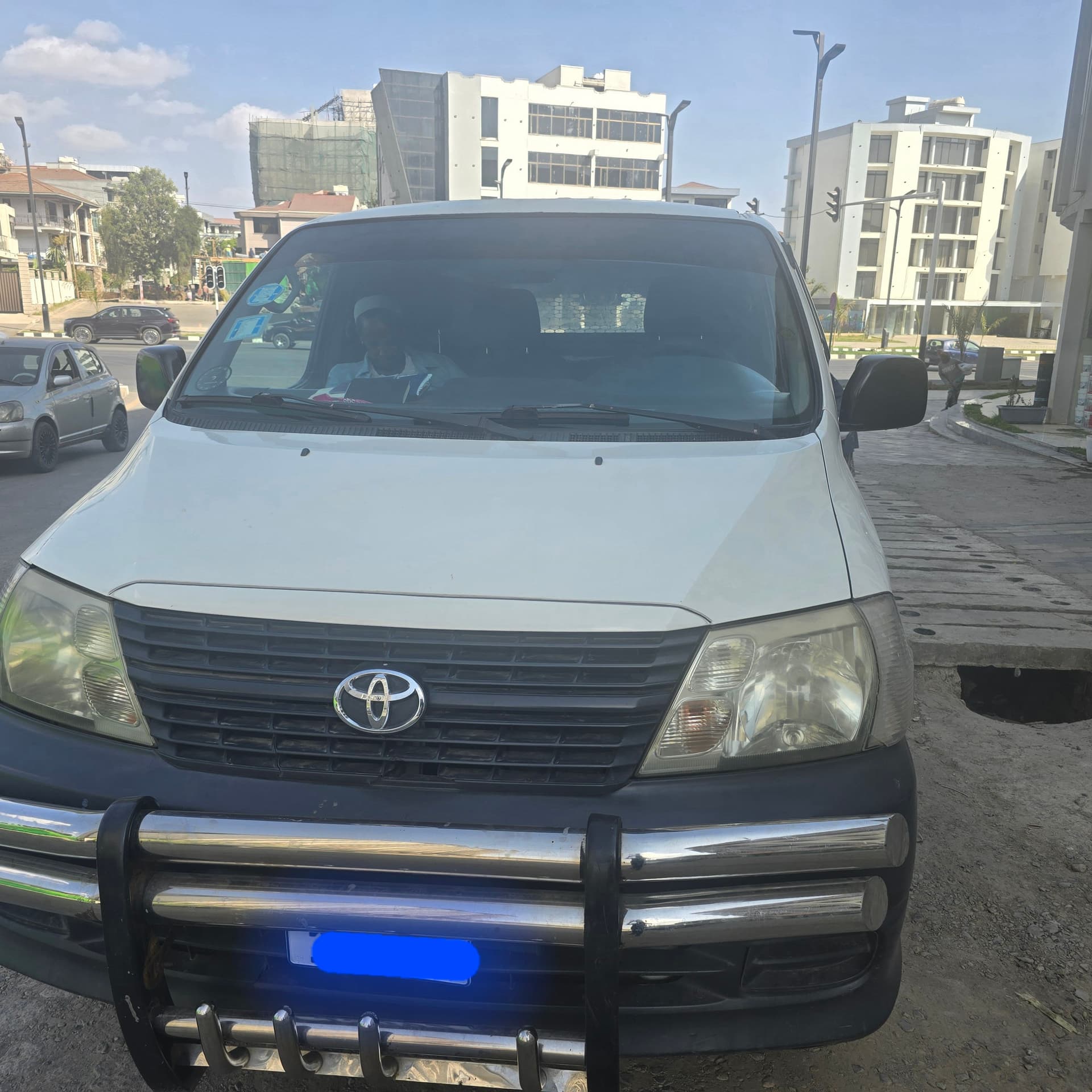 Toyota Hiace Minibus, photo 3 of 3