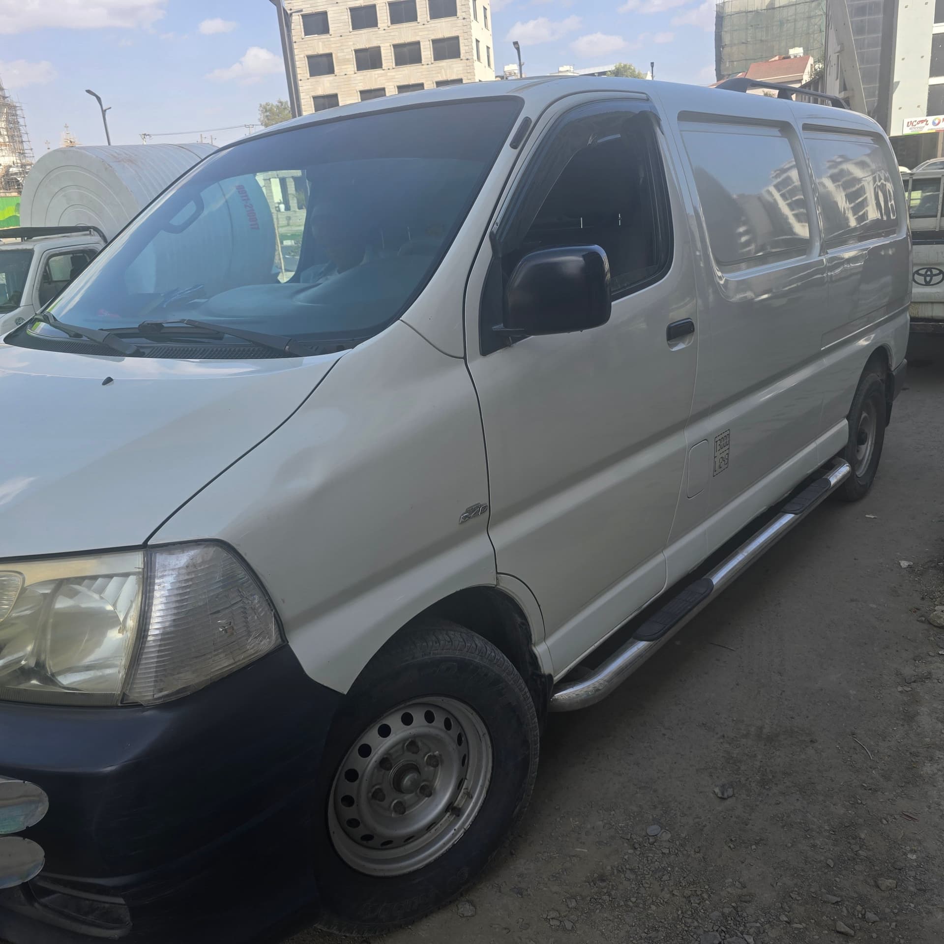 Toyota Hiace Minibus, photo 2 of 3