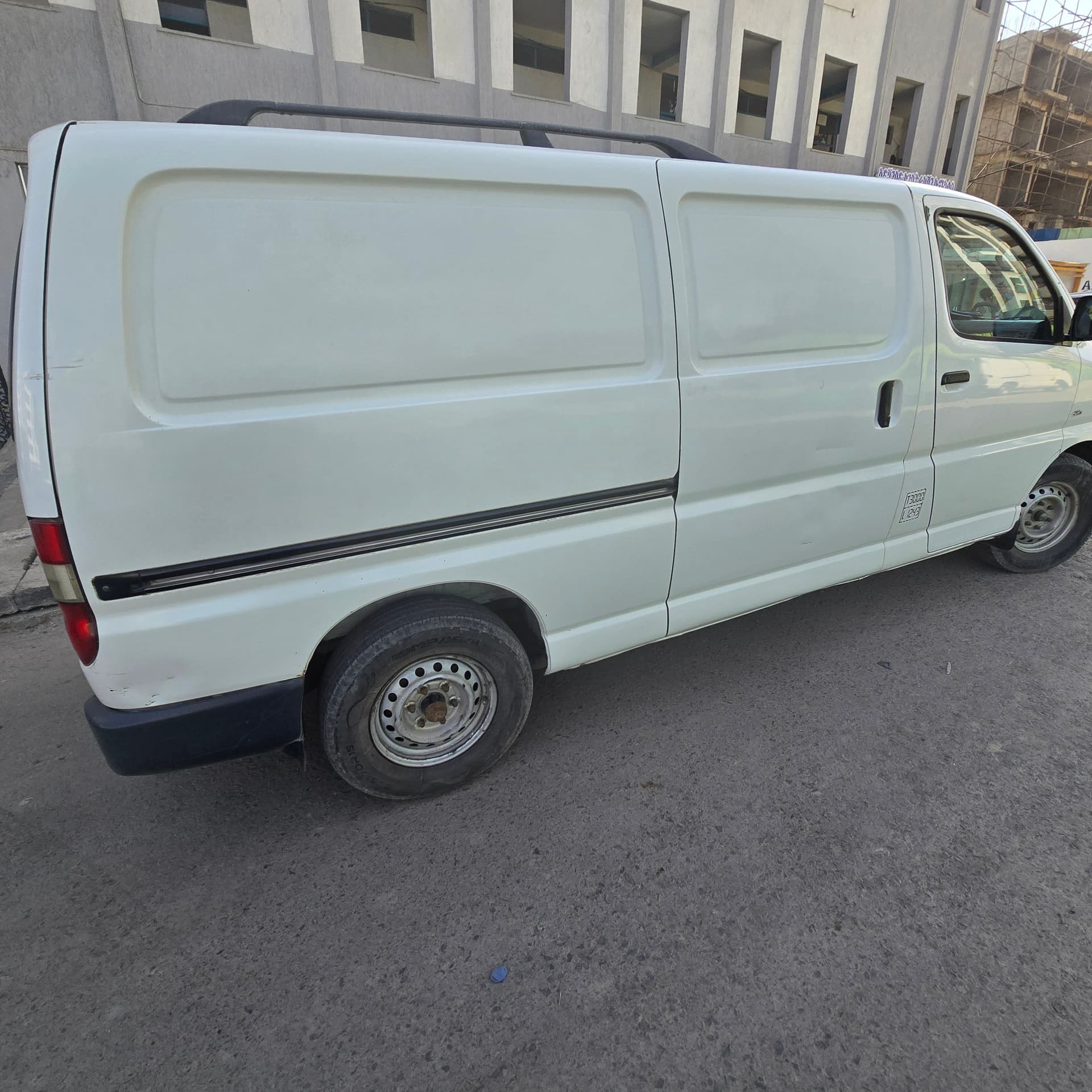 Toyota Hiace Minibus, photo 1 of 3