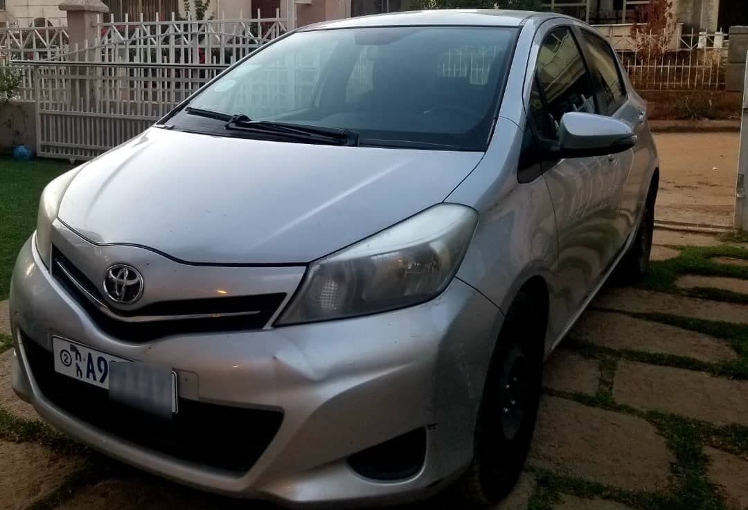 yaris compact, photo 8 of 8