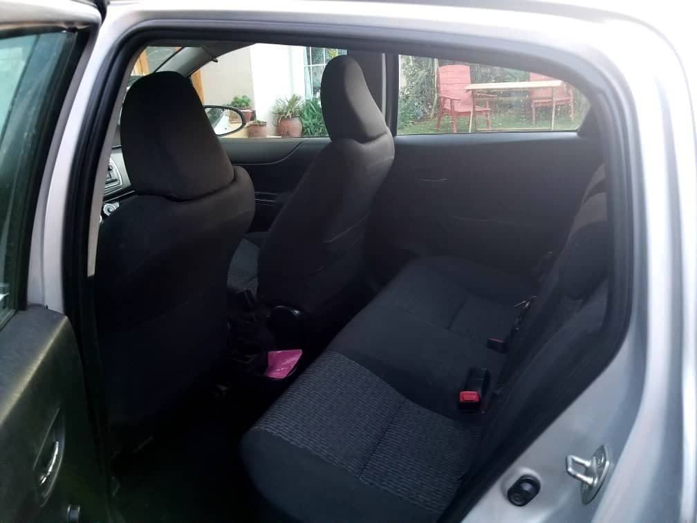 yaris compact, photo 7 of 8