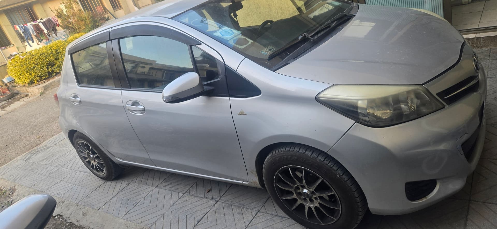 yaris compact, photo 1 of 8