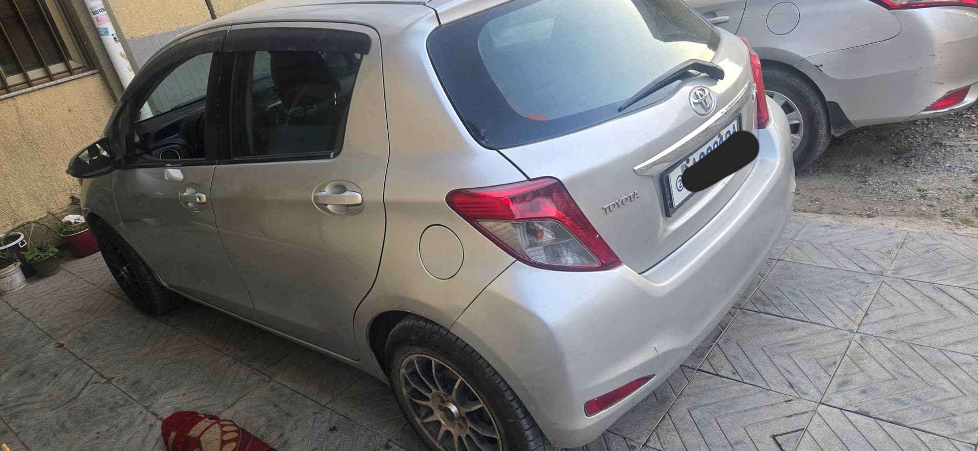 yaris compact, photo 3 of 8