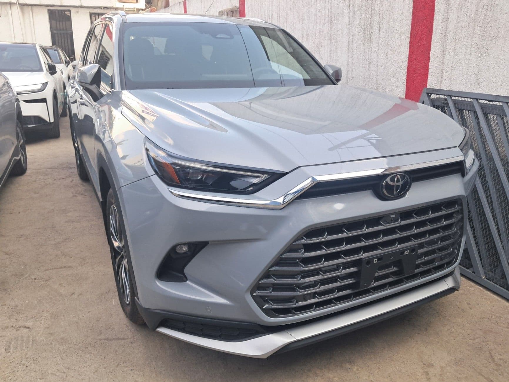 Toyota grand highlander 2025 , photo 2 of 3