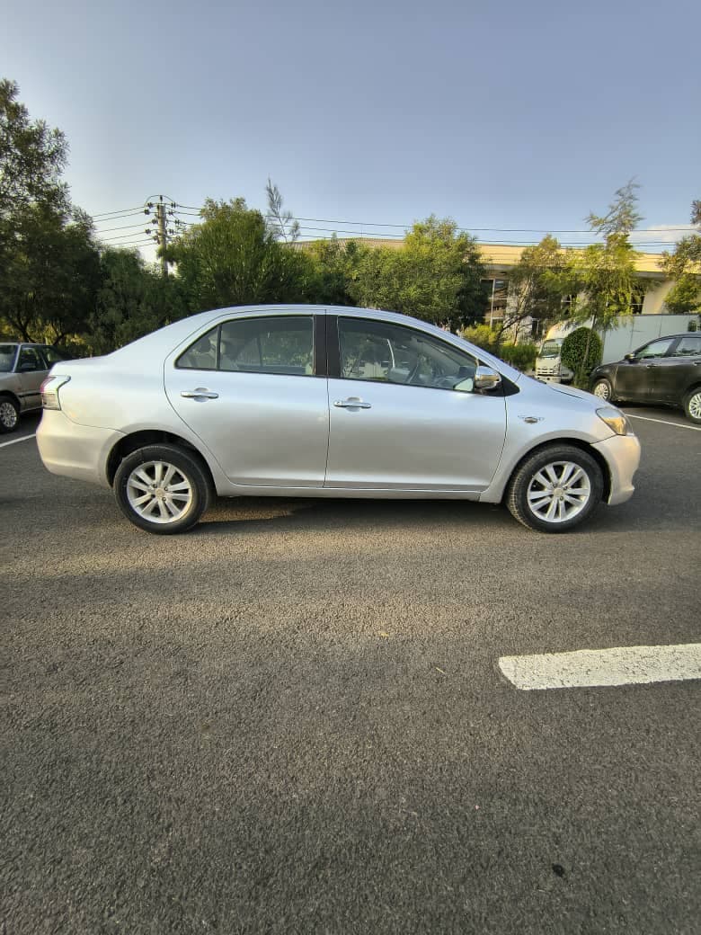 Toyota yaris sedan, photo 1 of 5