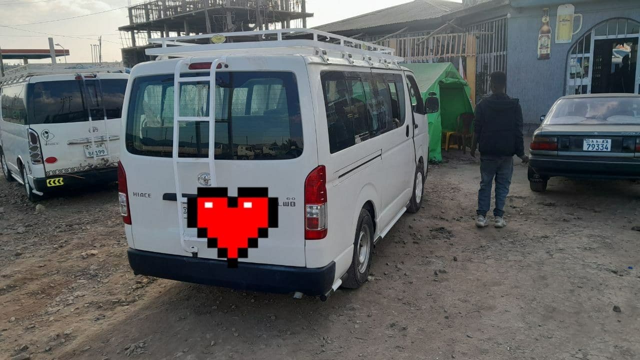 Toyota d4d minibus 2010, photo 1 of 2