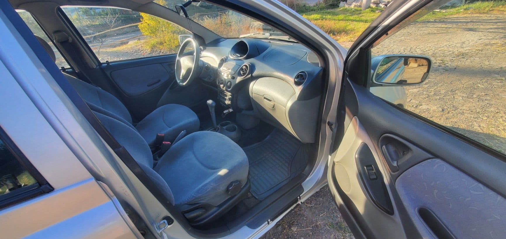 Toyota Vitz, photo 2 of 4