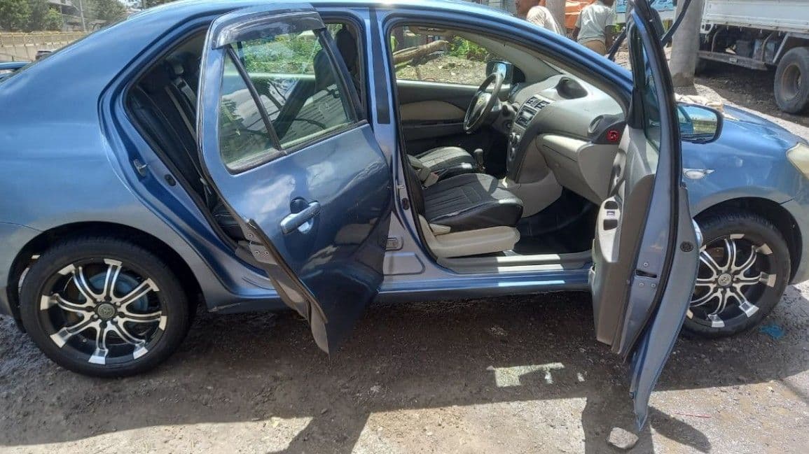 Yaris Sedan 2010, photo 3 of 3