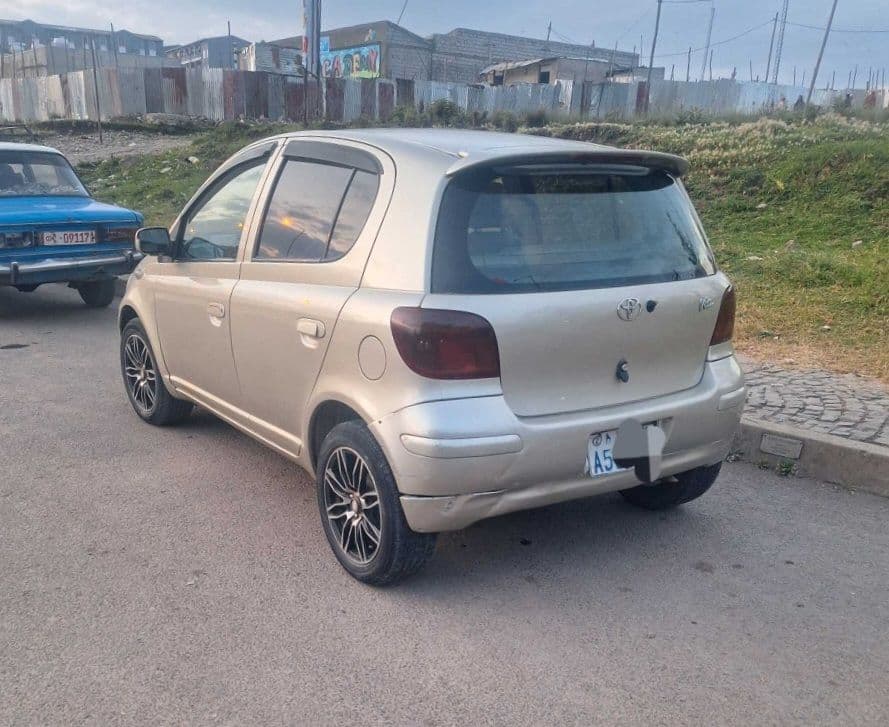 Toyota Vitz 2002, photo 4 of 5