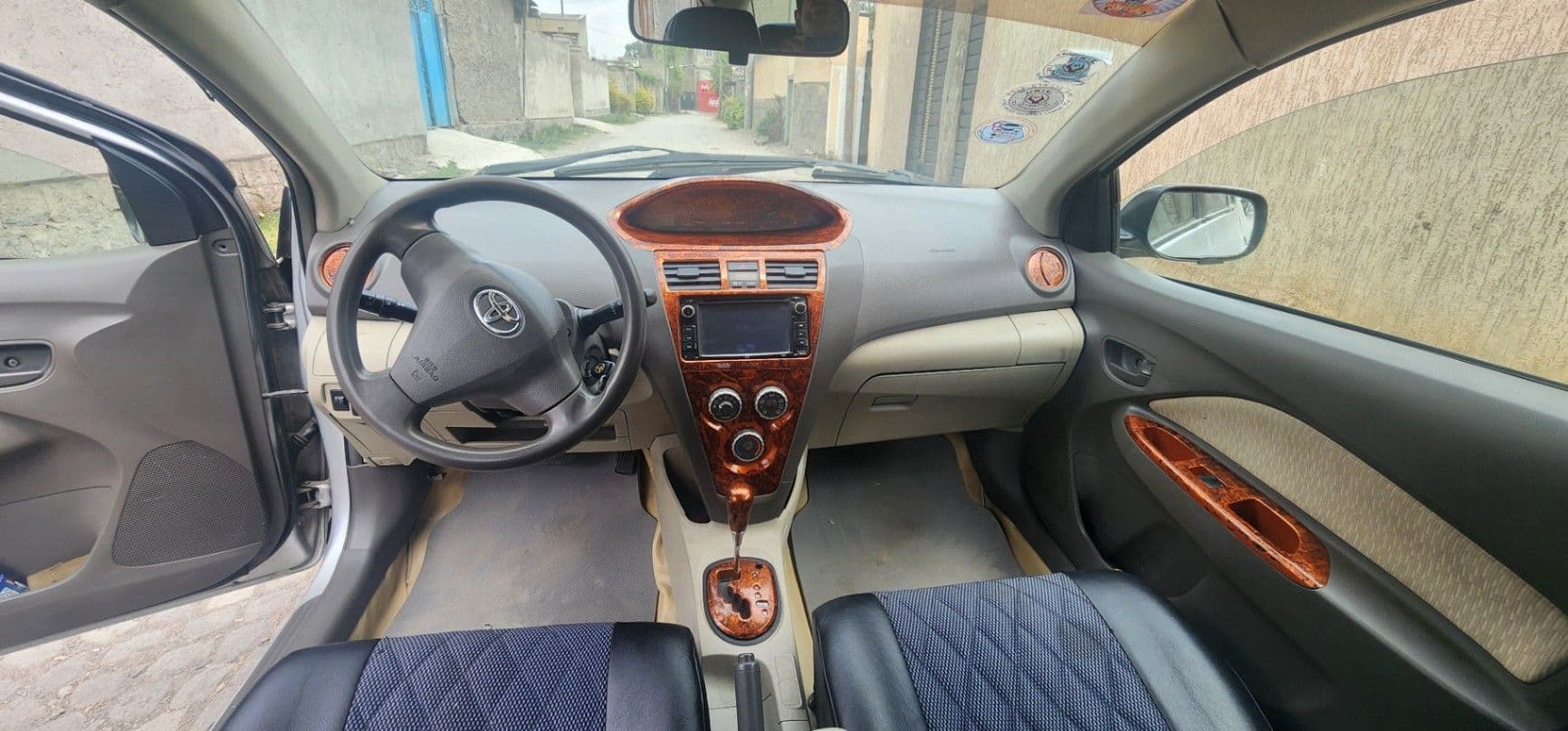 Toyota Belta 2010, photo 2 of 6