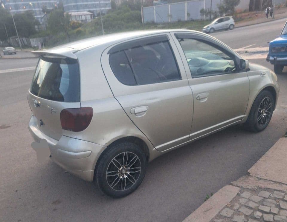 Toyota Vitz 2002, photo 2 of 5