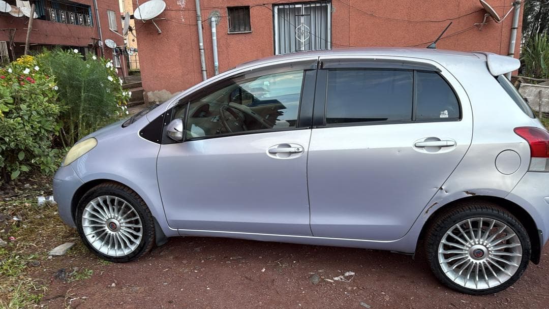 Toyota Yaris Compact 2010, photo 1 of 6