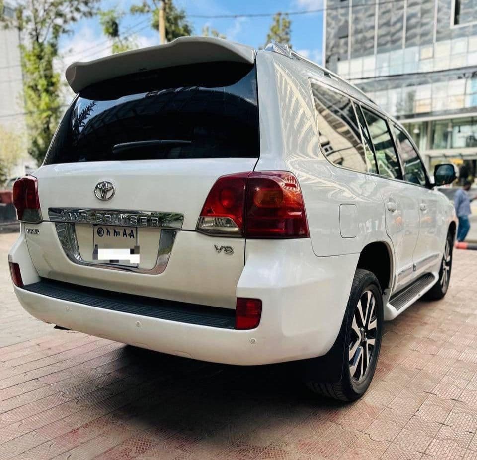 Toyota V8,2013,Diesel,7 seater,excellent condition!!, photo 4 of 5