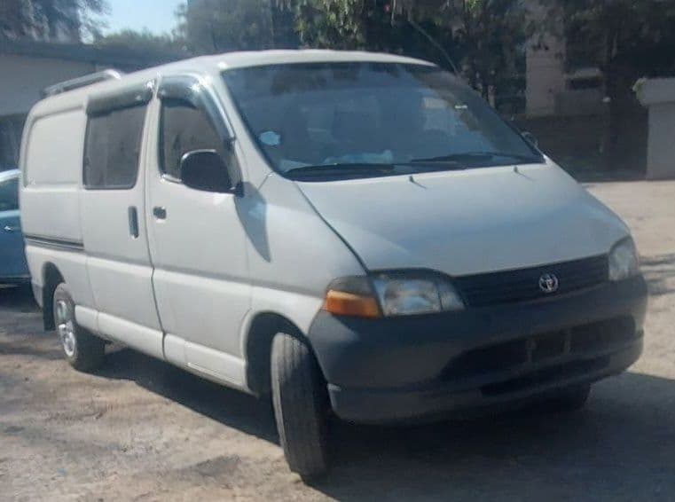 Toyota Dolphin,2LT,Automatic,half van,excellent condition!!, photo 2 of 4