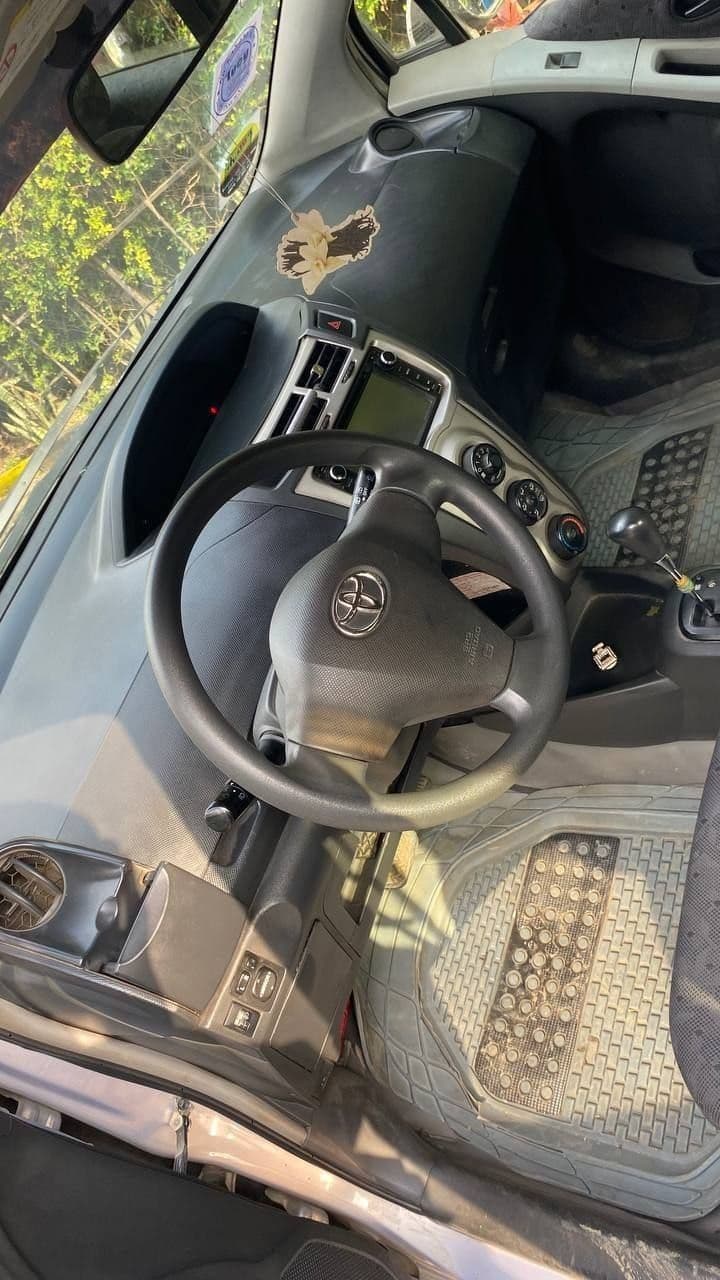 Toyota yaris compact  2010, photo 2 of 3