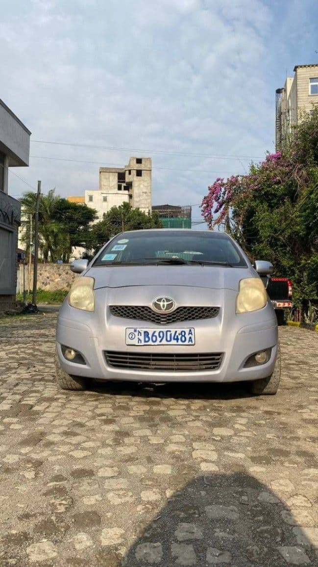 Toyota yaris compact  2010, photo 1 of 3