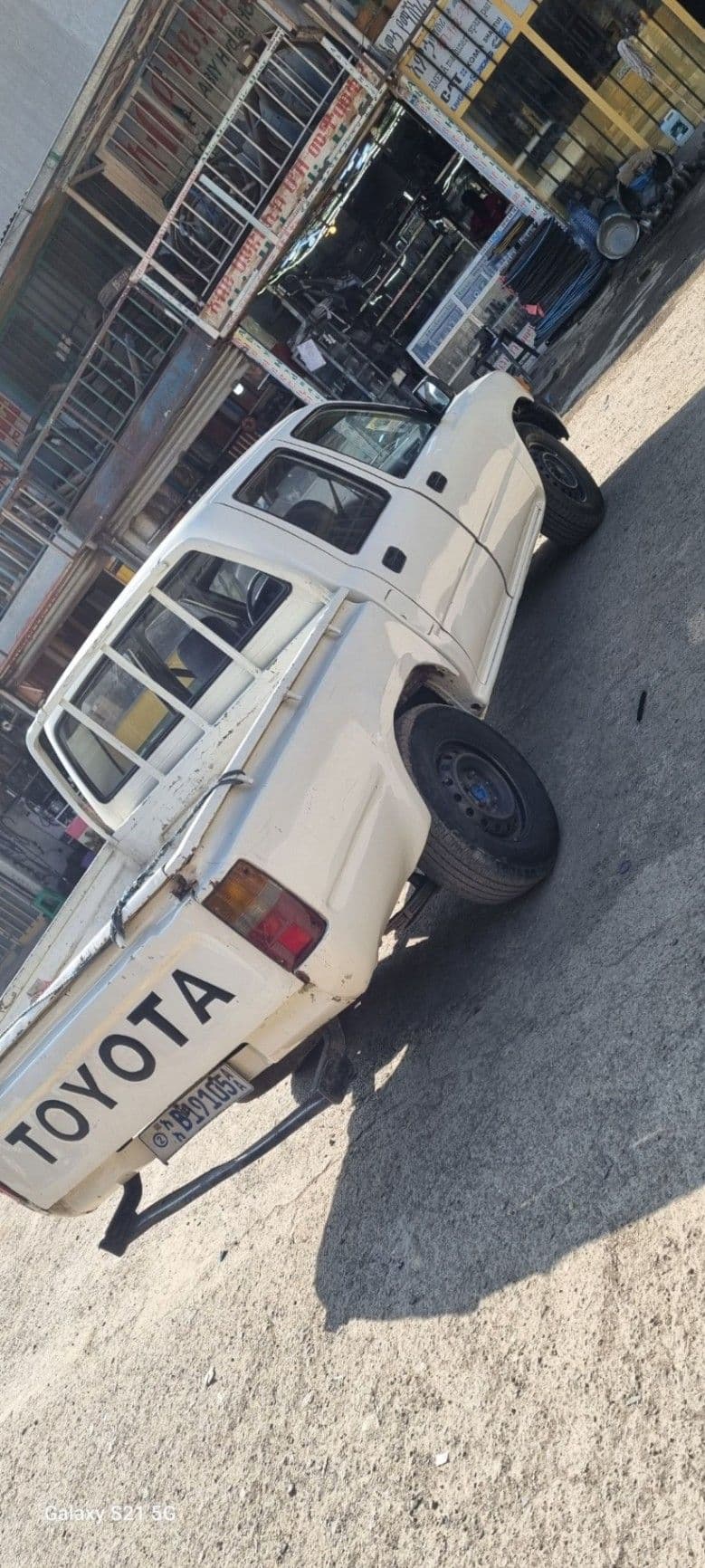 Toyota hilux, photo 2 of 4