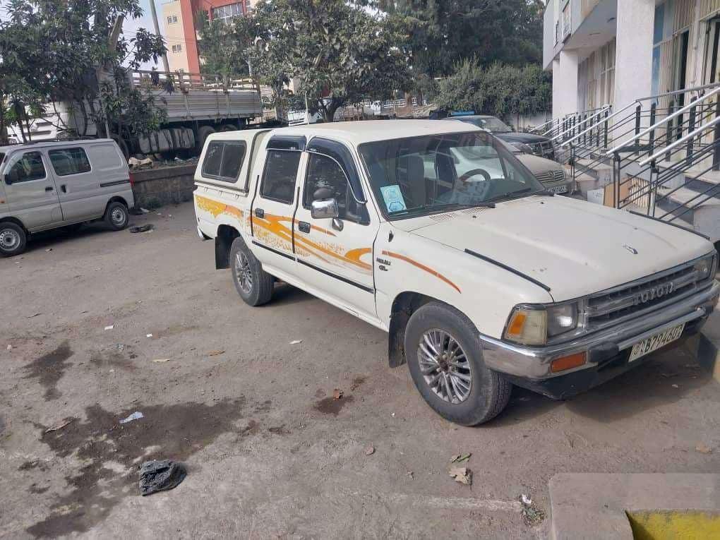 Toyota Hilux 1990, photo 1 of 6