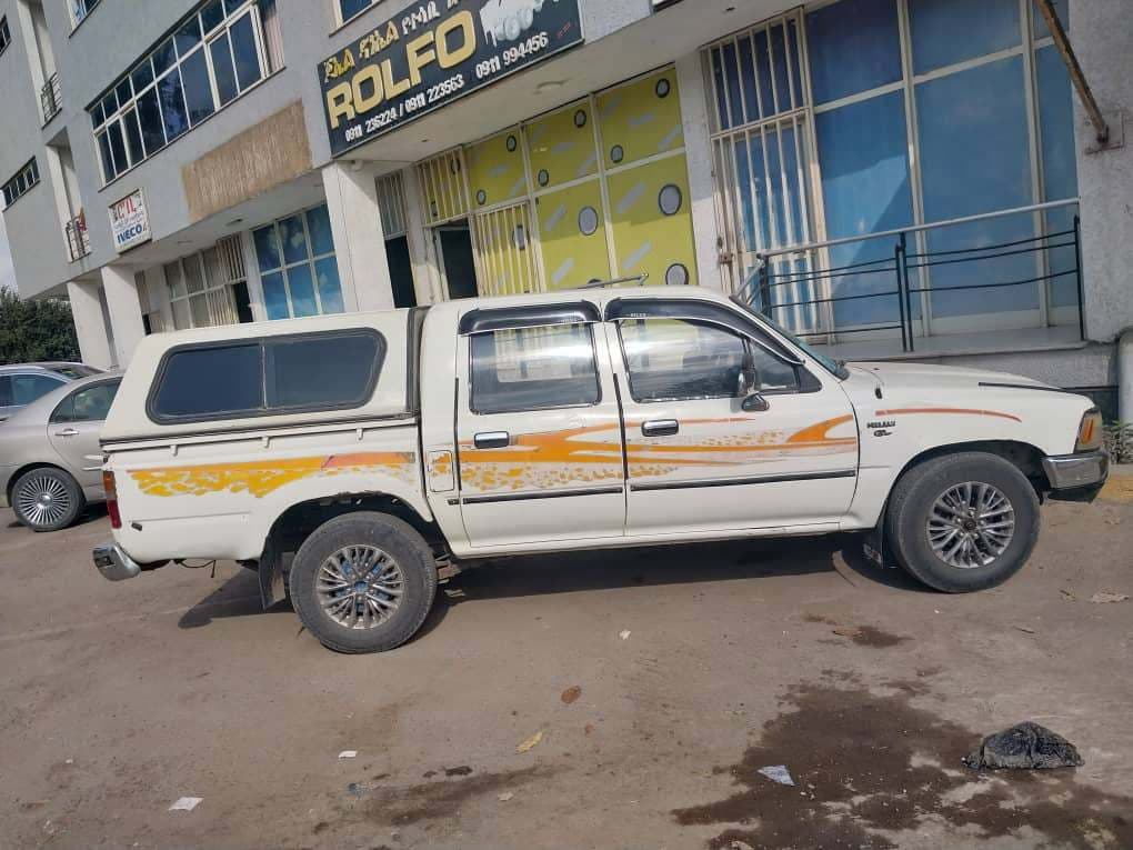 Toyota Hilux 1990, photo 3 of 6