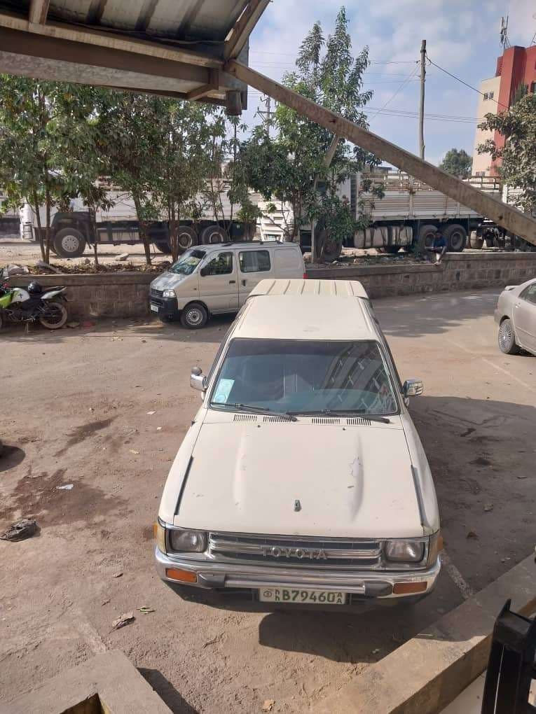 Toyota Hilux 1990, photo 2 of 6