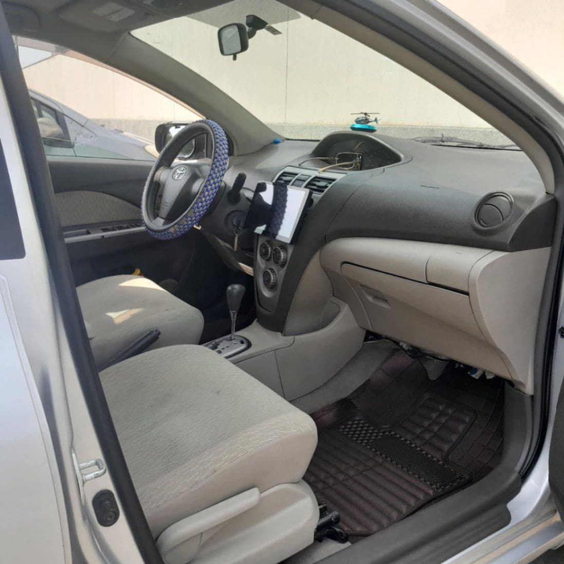 Toyota Yaris 2008 l 10, photo 3 of 4