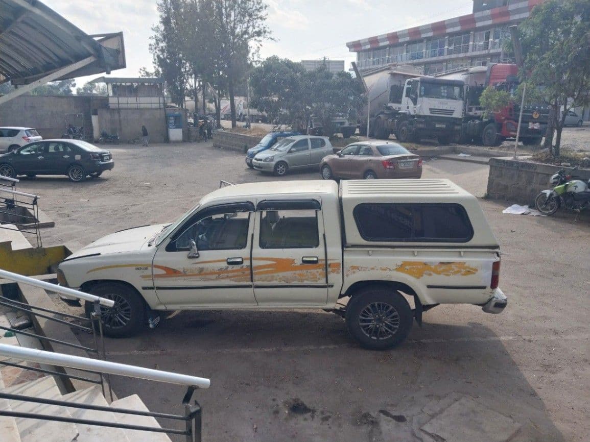 Toyota Hilux 1989, photo 5 of 6