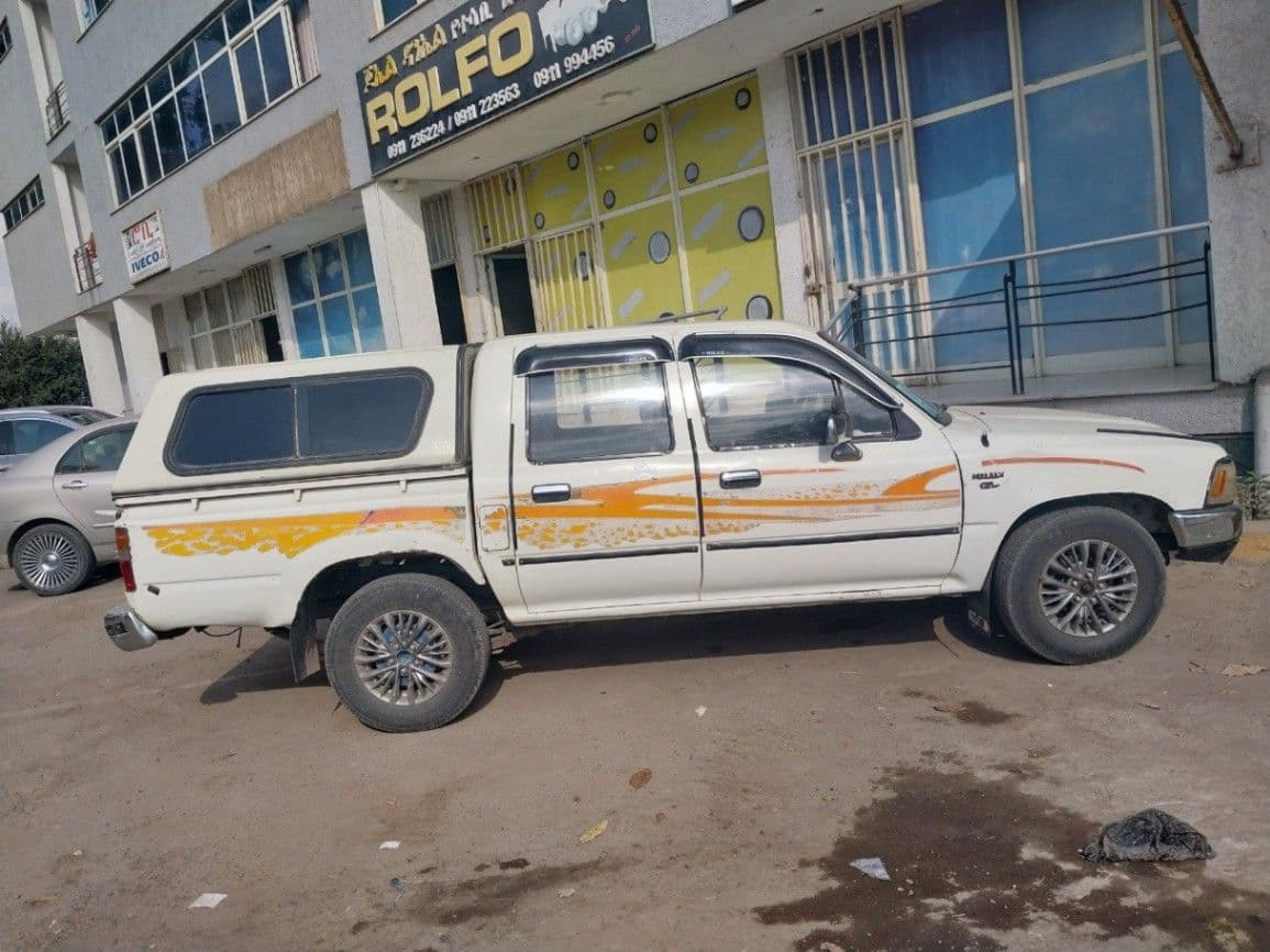 Toyota Hilux 1989, photo 1 of 6