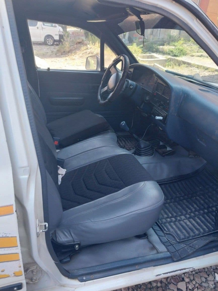 Toyota Hilux 1989, photo 3 of 6