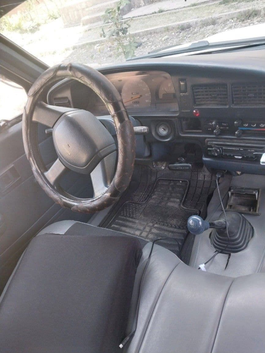Toyota Hilux 1989, photo 2 of 6