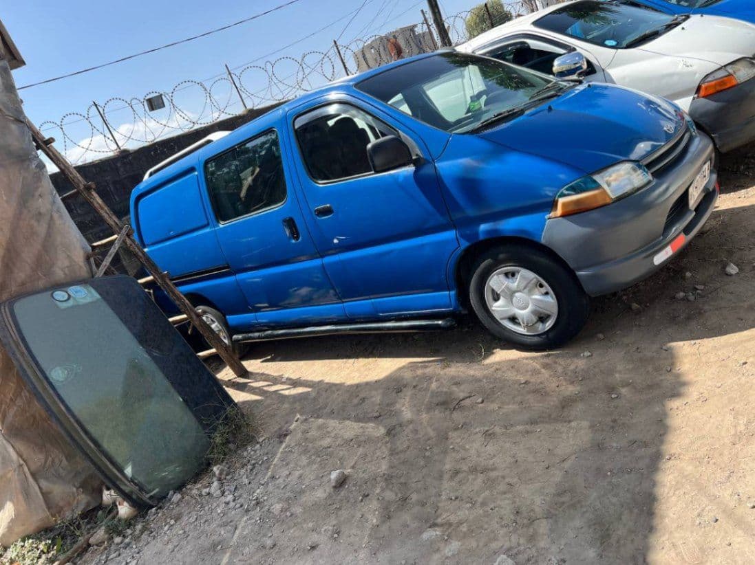Toyota dolphin van 2L , photo 2 of 2