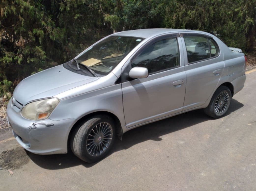 Toyota platz 2005