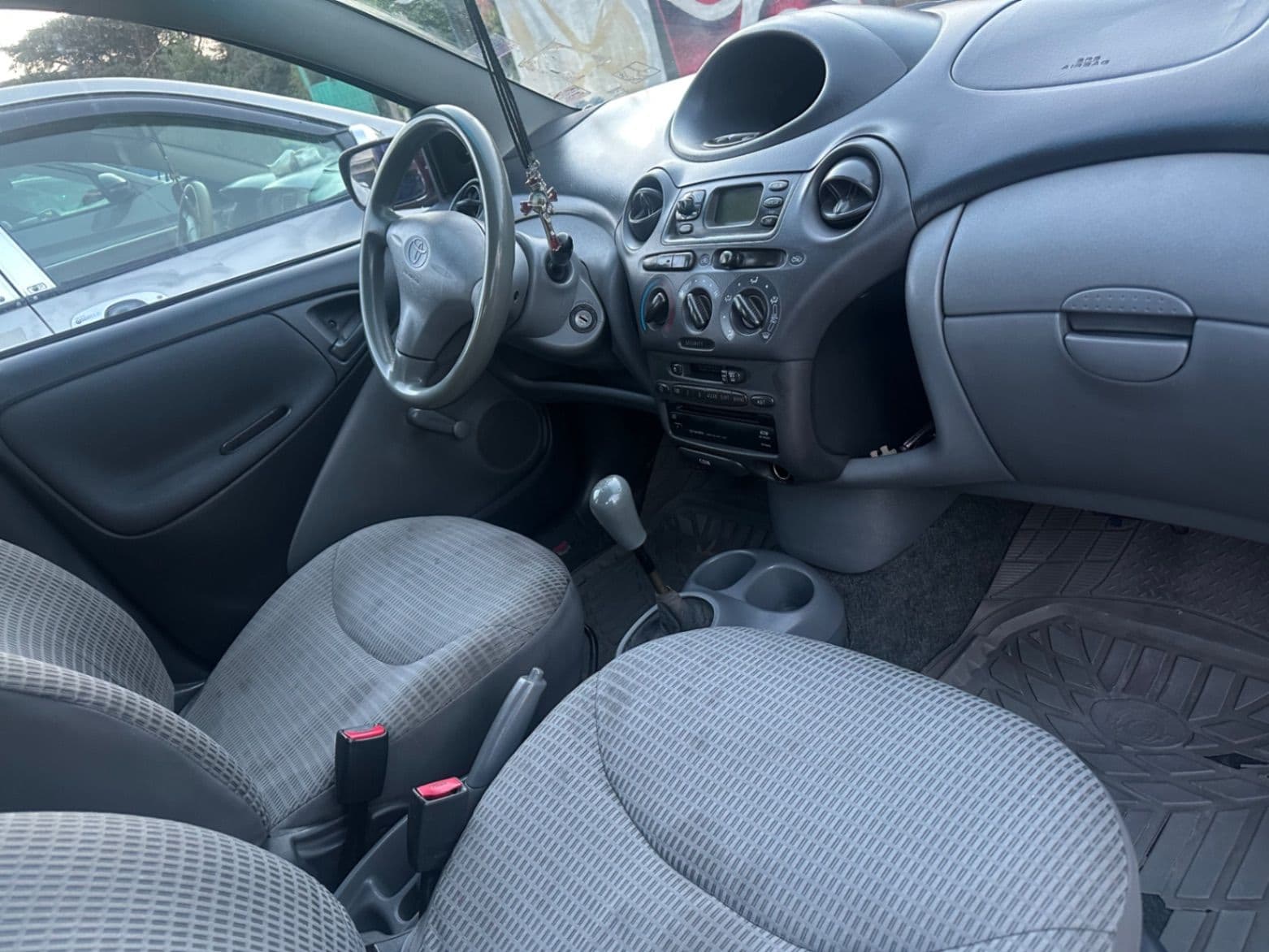 Toyota Yaris 2001, photo 3 of 5