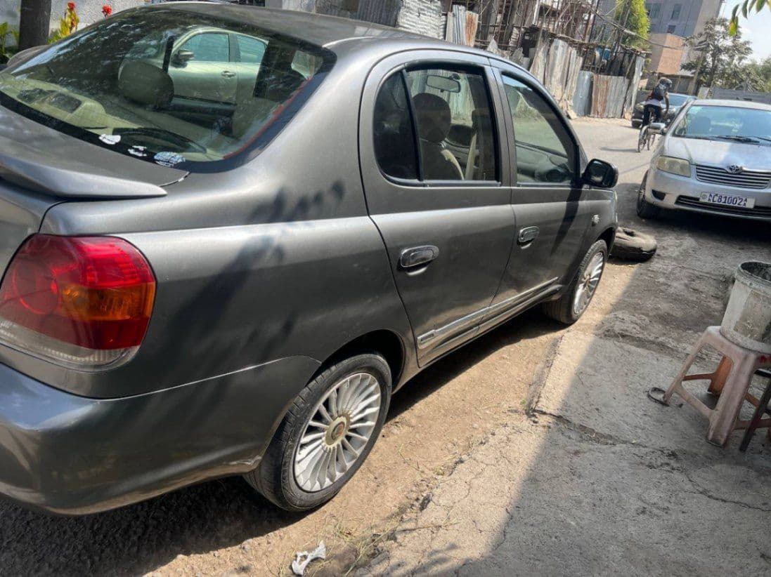 Toyota platz  2005, photo 2 of 4