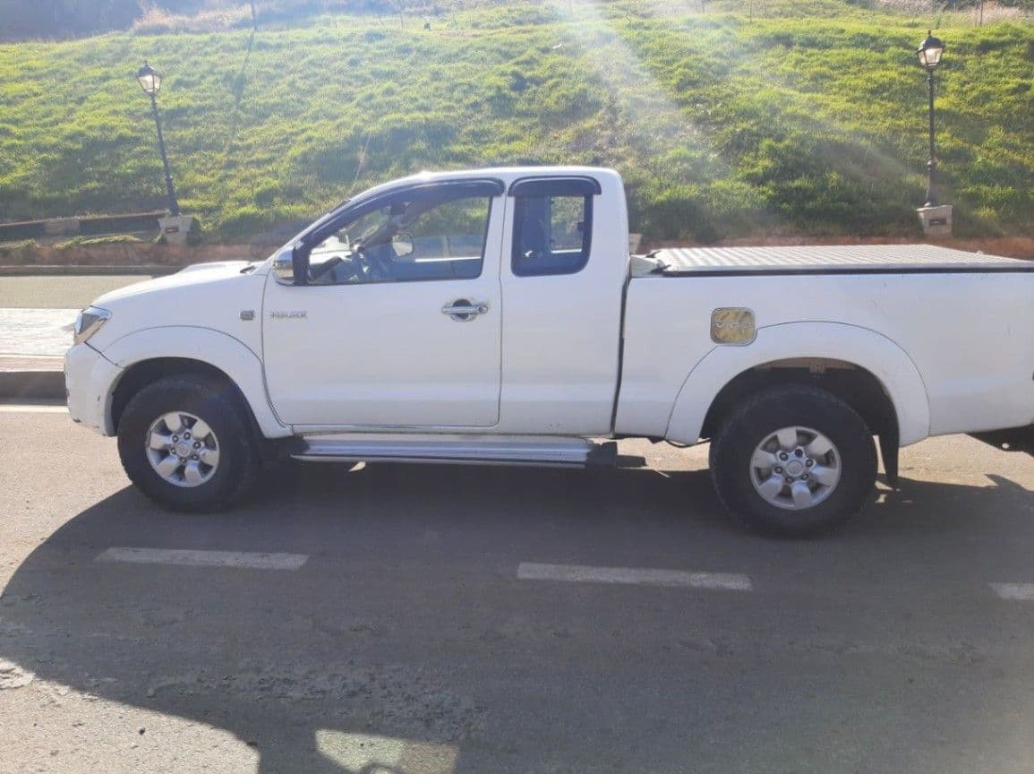 Toyota Hilux 2011, photo 1 of 3