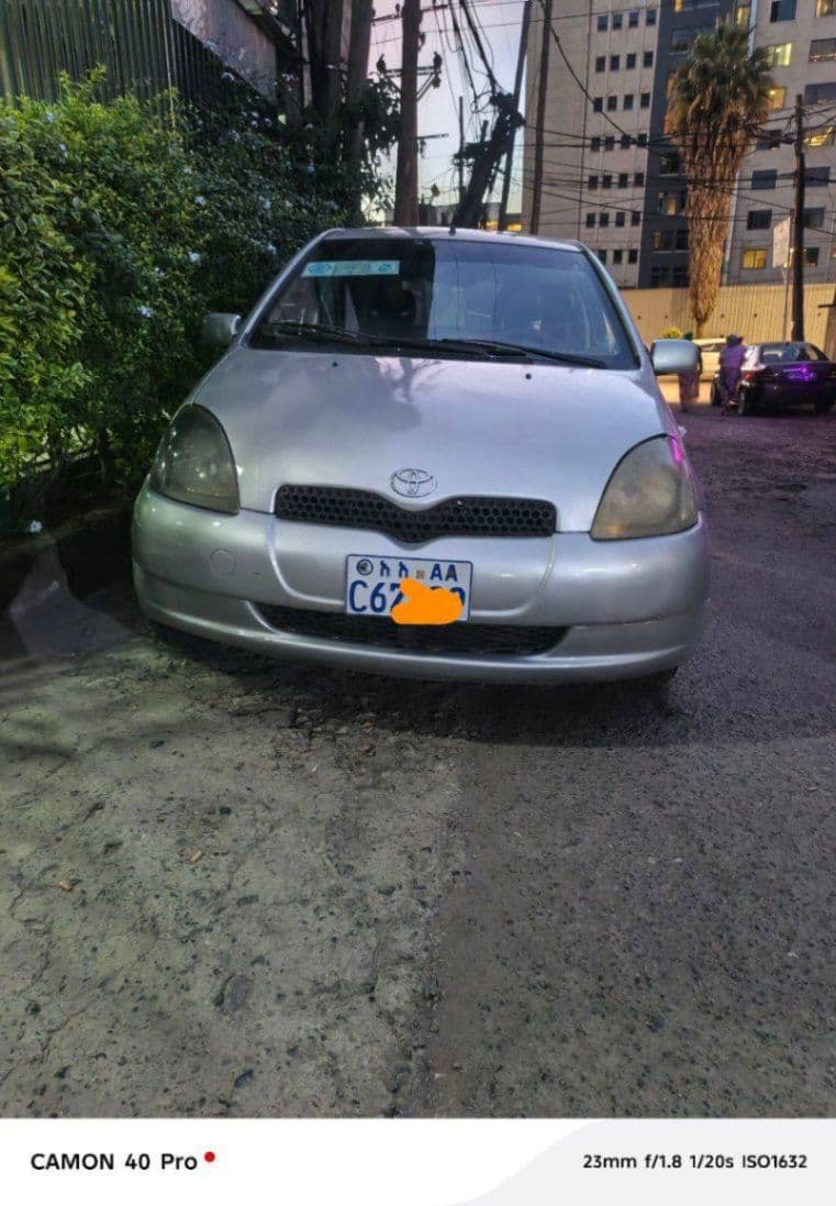 Toyota Yaris 2000, photo 2 of 4