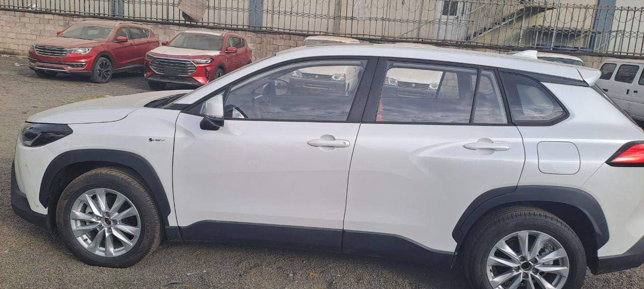 Corolla cross hybrid , photo 1 of 3
