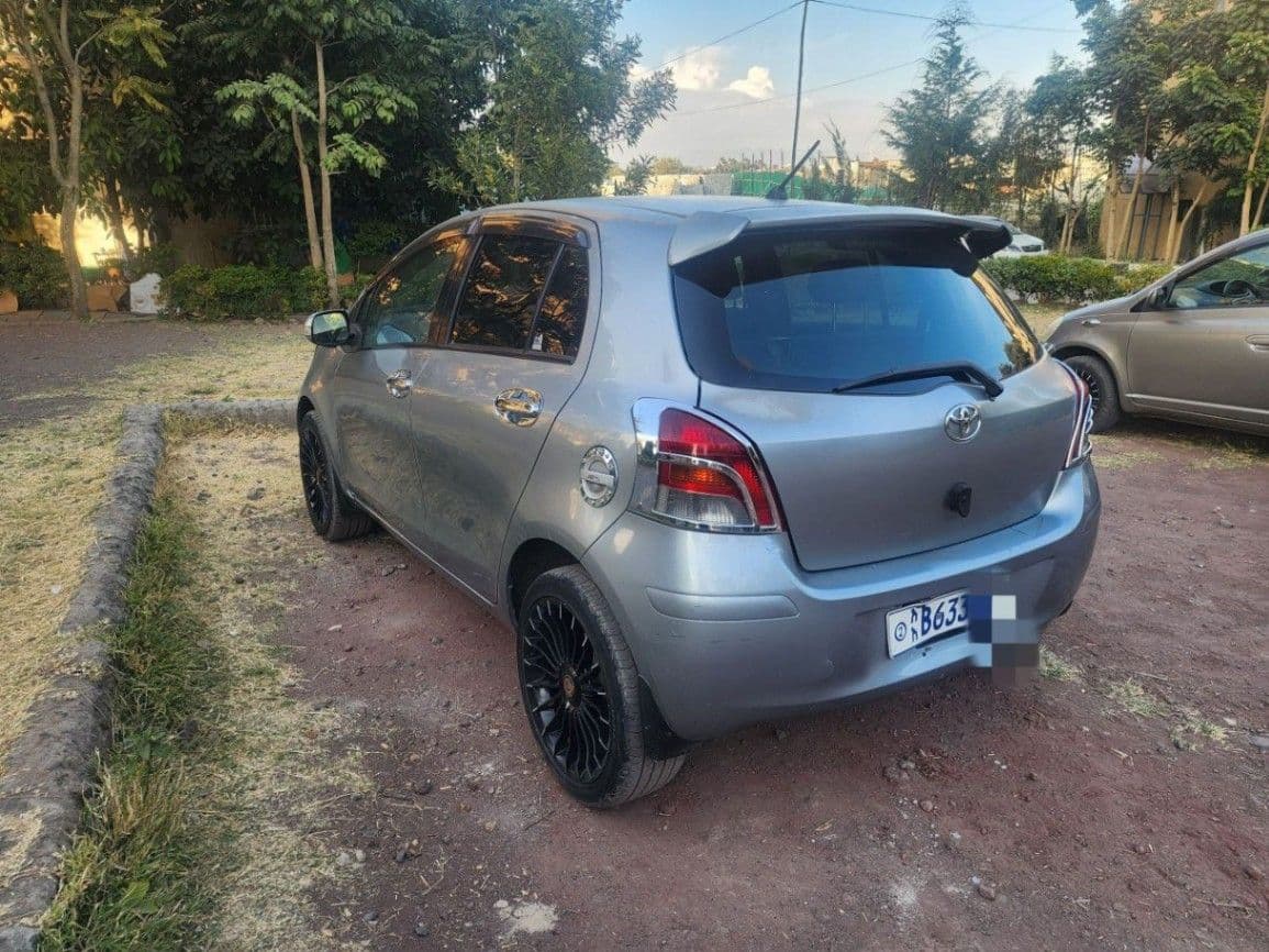 Toyota Yaris compact 2010, photo 4 of 5