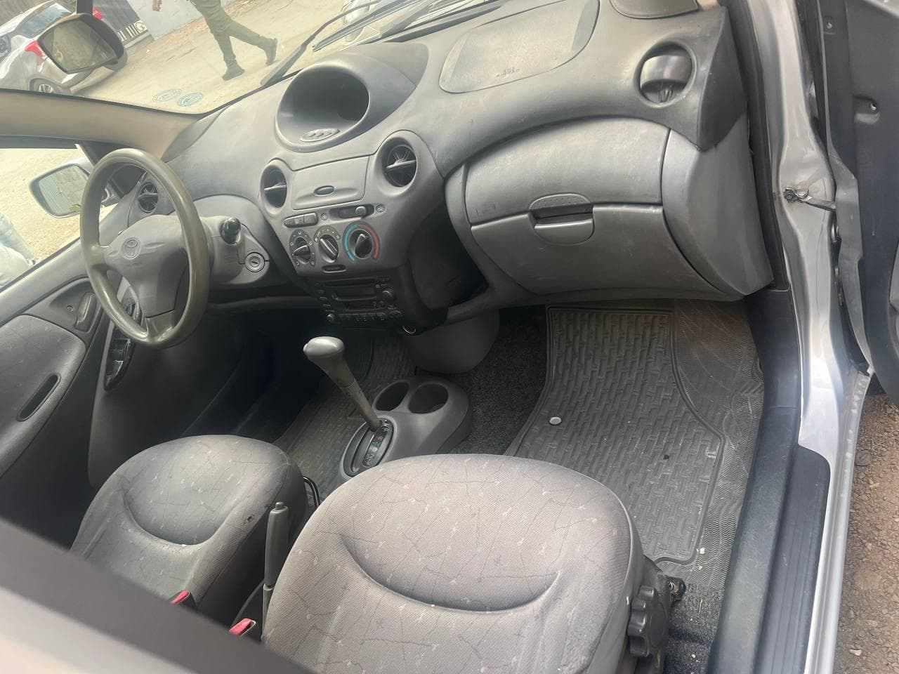Toyota vitz 2001, photo 2 of 3