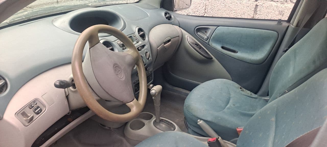 Toyota vitz 2001, photo 2 of 6