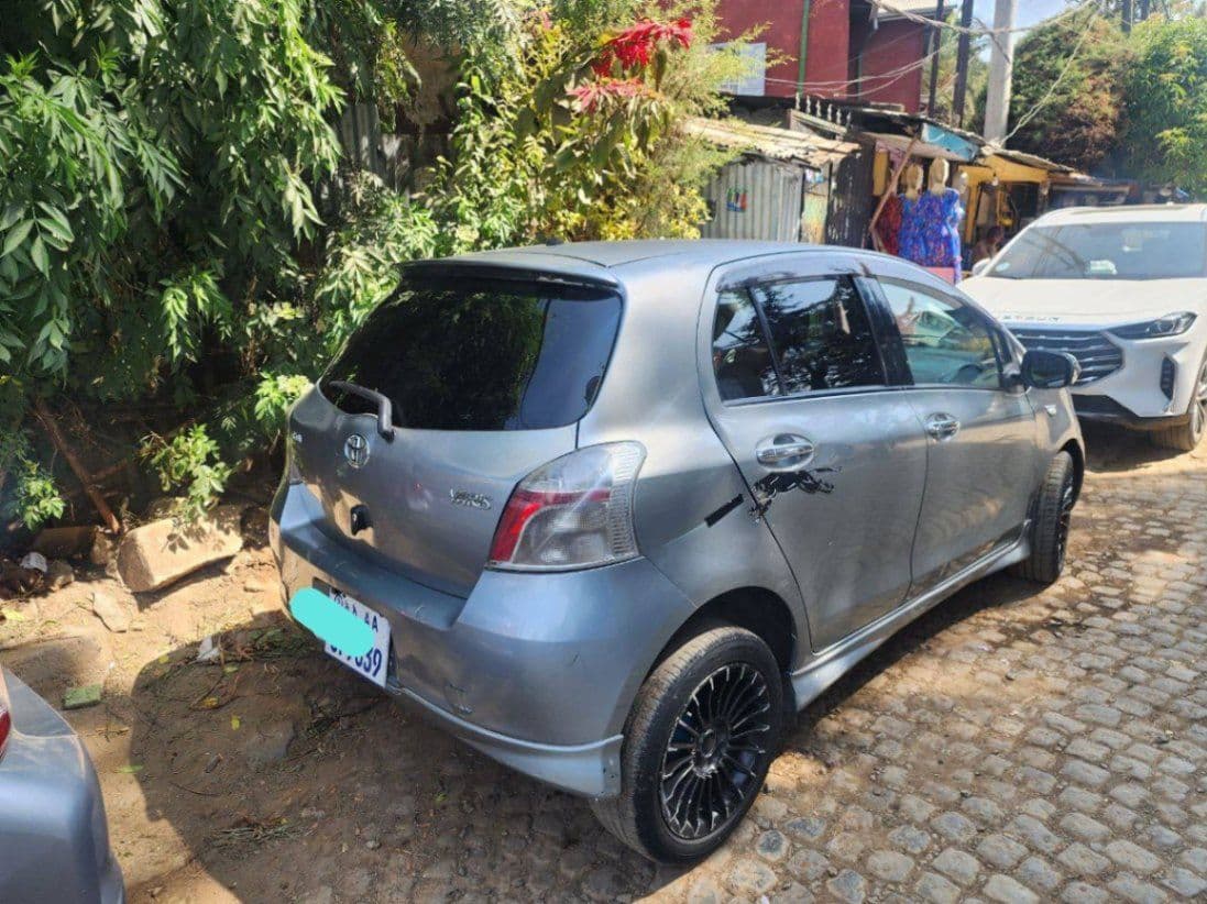 Toyota yaris compact 2008, photo 2 of 3