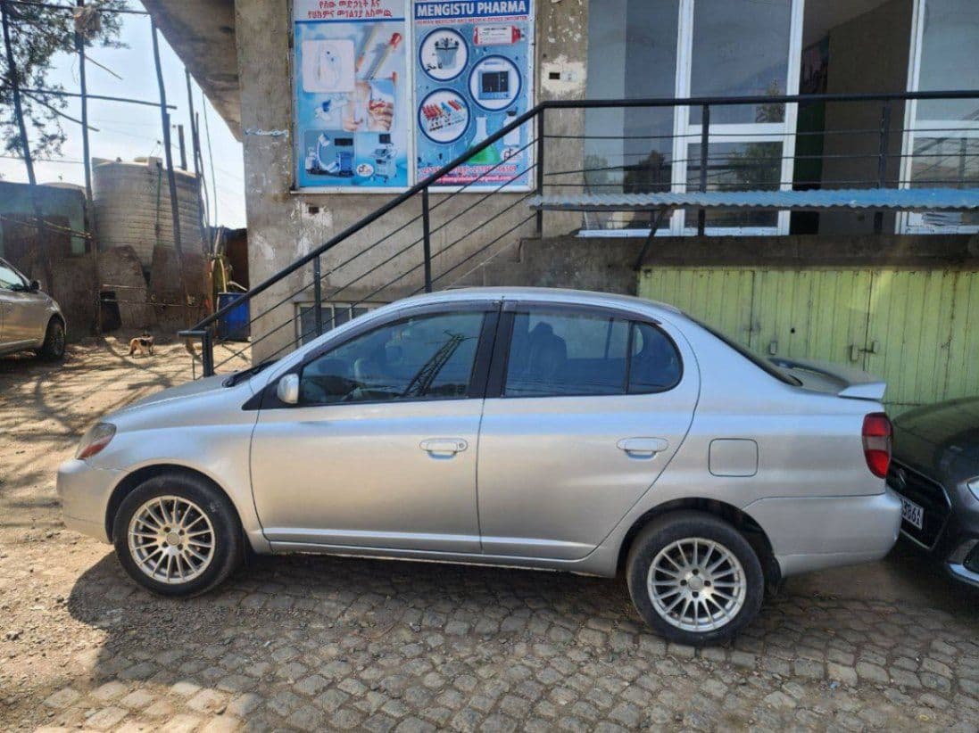 Toyota platz 2001, photo 2 of 3
