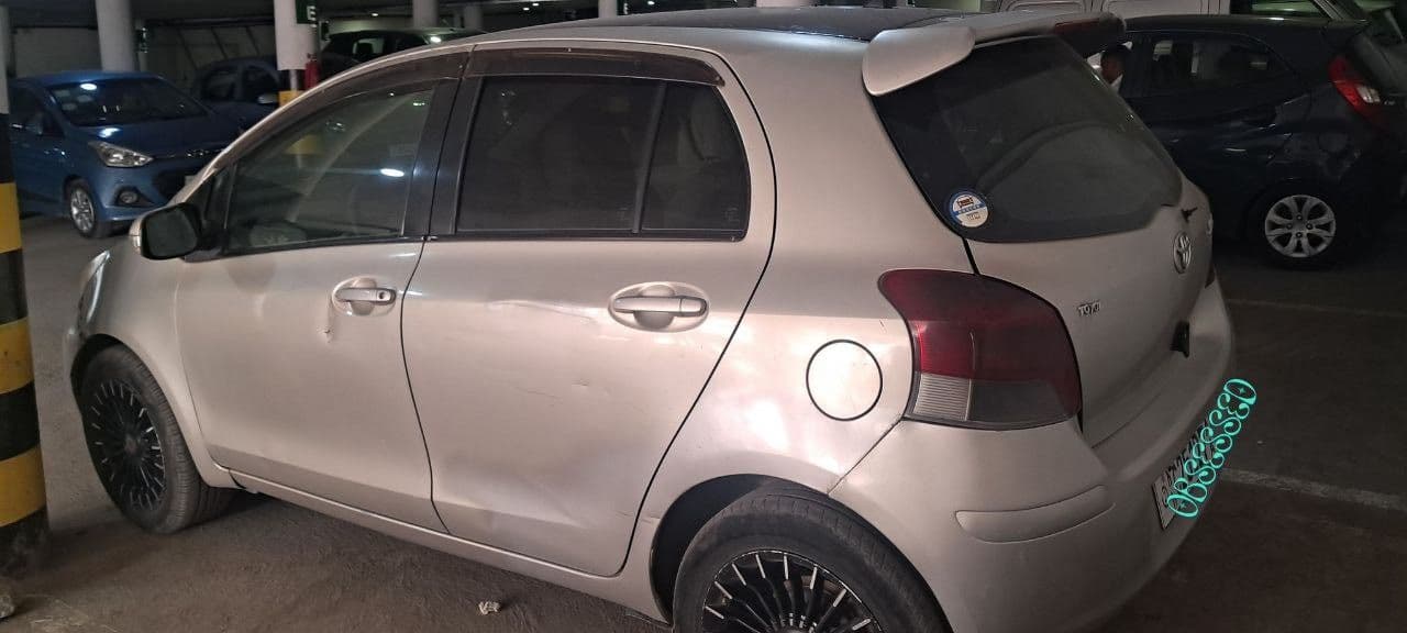 Toyota yaris compact 2010, photo 2 of 3