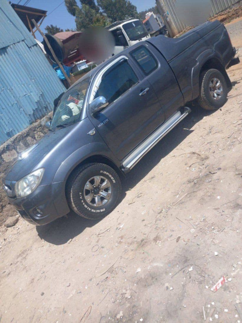 Toyota Hilux kin cap, photo 3 of 5