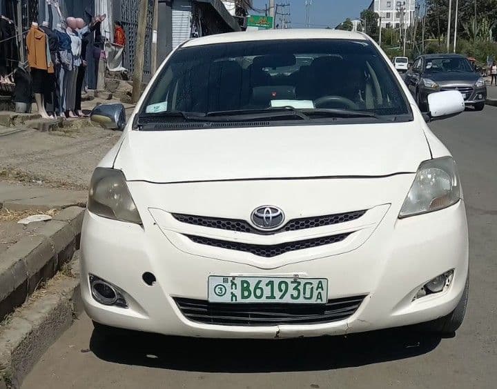 yaris sedan , photo 3 of 5