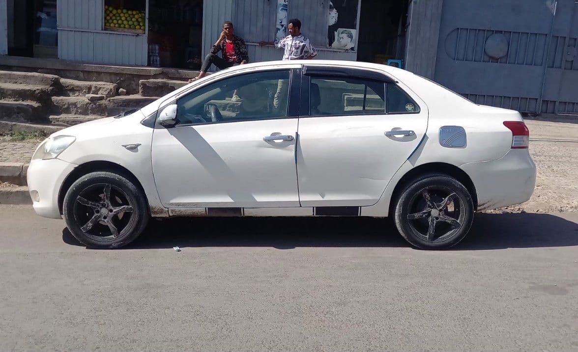 yaris sedan , photo 4 of 5