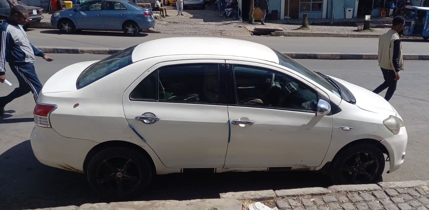 yaris sedan , photo 5 of 5
